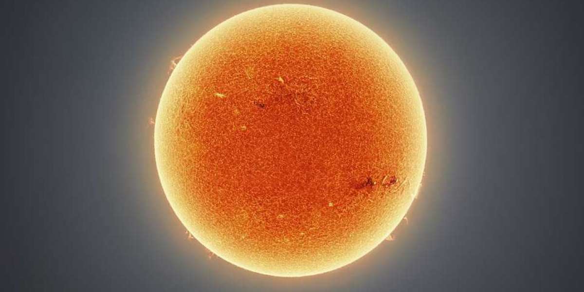 Astrophotographer takes CLEAREST EVER photo of the Sun with rays.