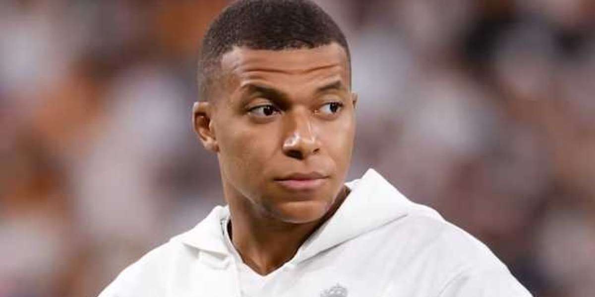 Kylian Mbappe draagt ​​shirt met nummer 9 bij Real Madrid